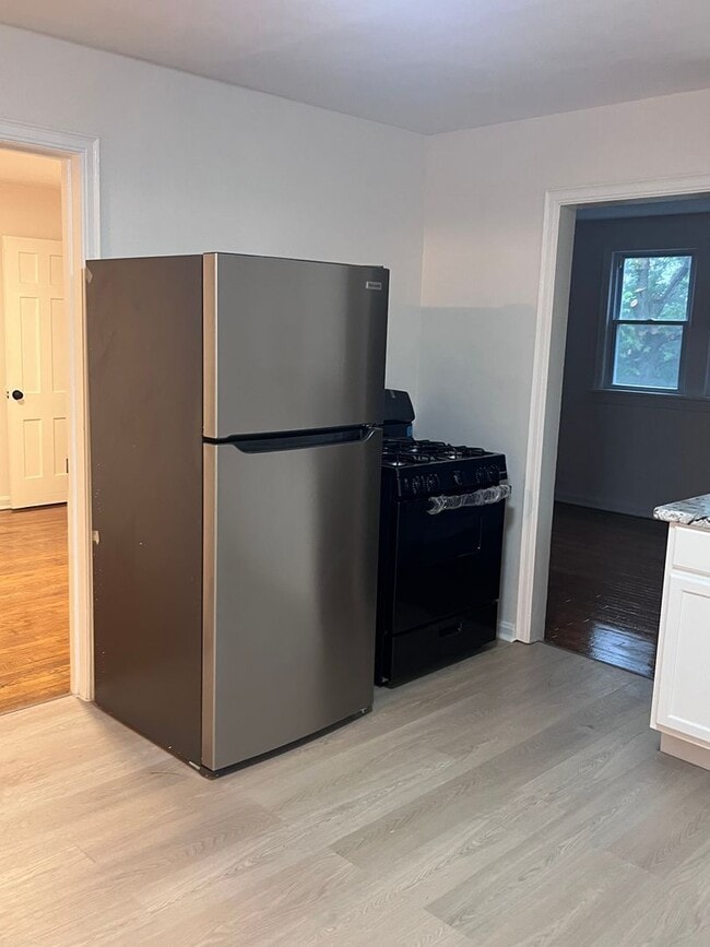 Building Photo - Charming 2-Bedroom Upper Unit – Spacious Living