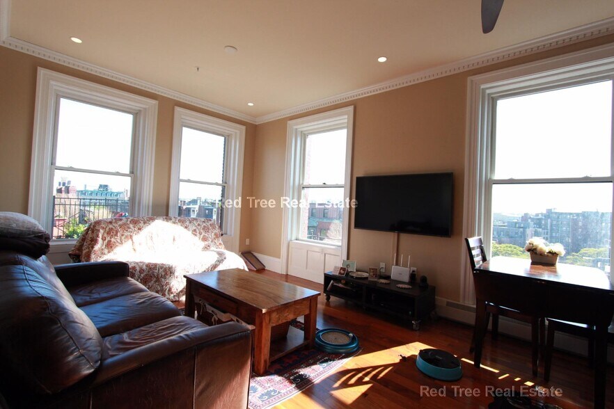Building Photo - 483 Beacon St