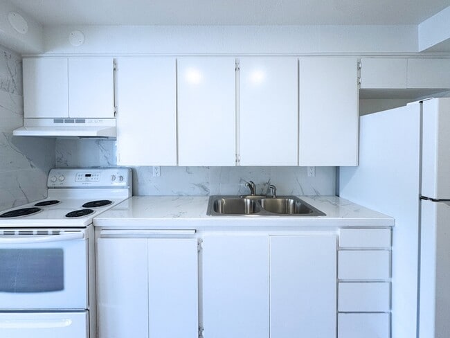 Building Photo - 2210 W 19th Ave