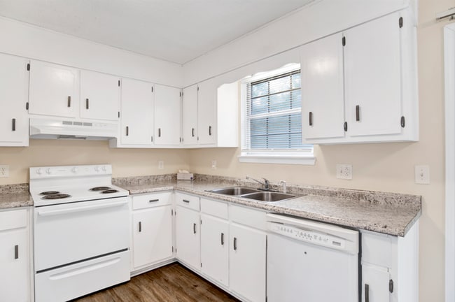 Building Photo - 4 Bed Home with Large Yard