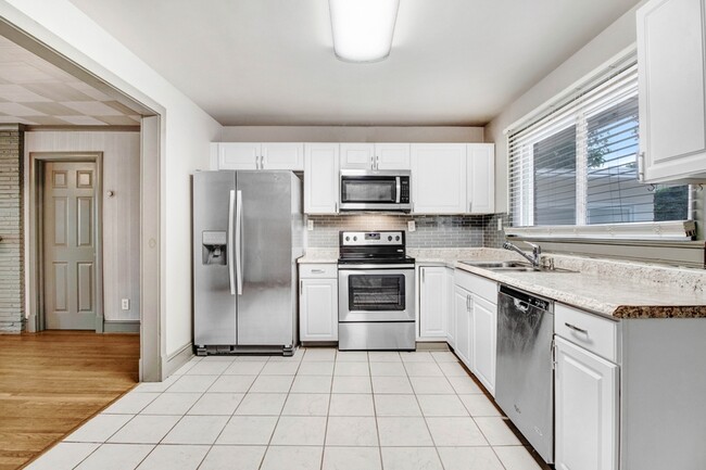 Building Photo - 105 Pineland Cir