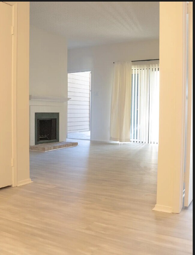 Building Photo - 7031 N Holiday Dr