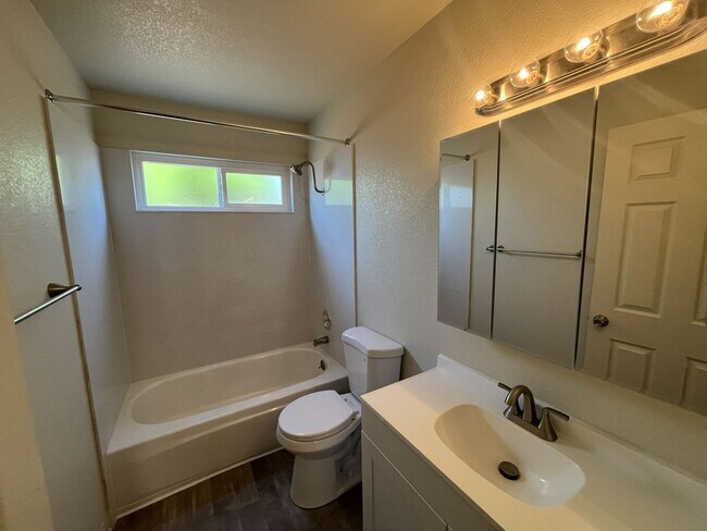 Building Photo - 6417-6417 San Stefano St