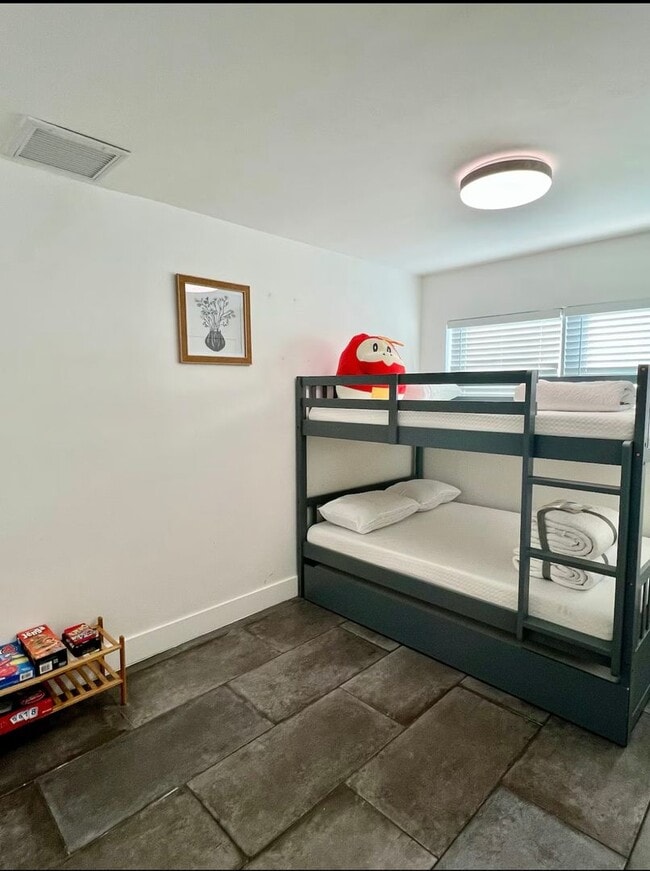 Building Photo - 3/2 Pool Home South Tampa Available NOW !!