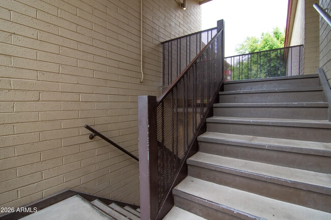 Building Photo - 357 E Thomas Rd