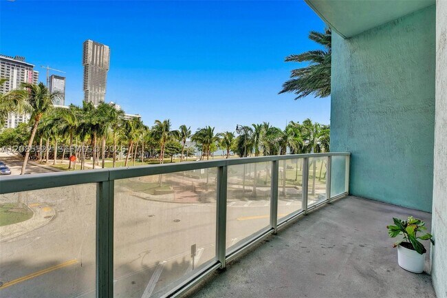 Building Photo - 1900 N Bayshore Dr