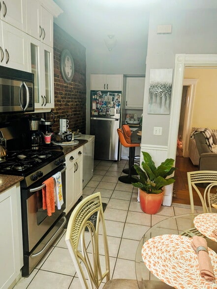 Building Photo - 33 Page St