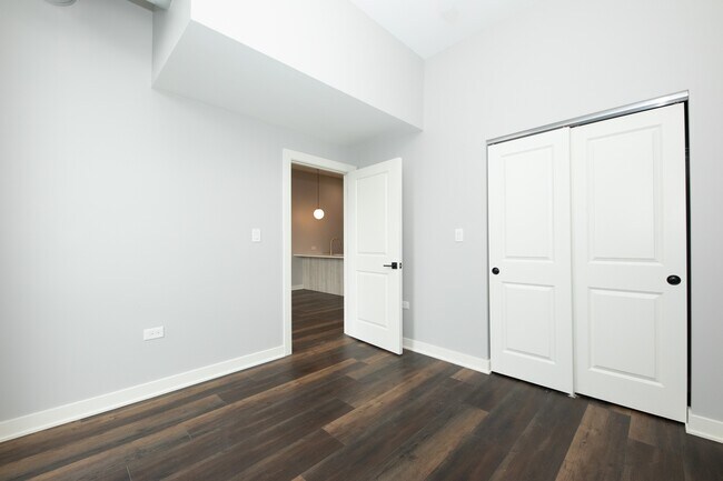 Building Photo - 913 School