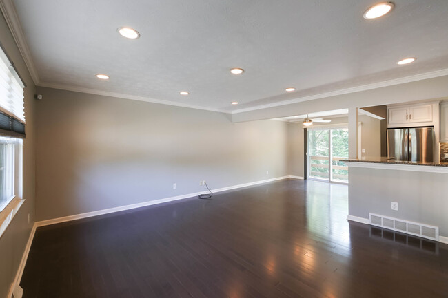 Building Photo - Renovated Singe Family Bi-Level near South...