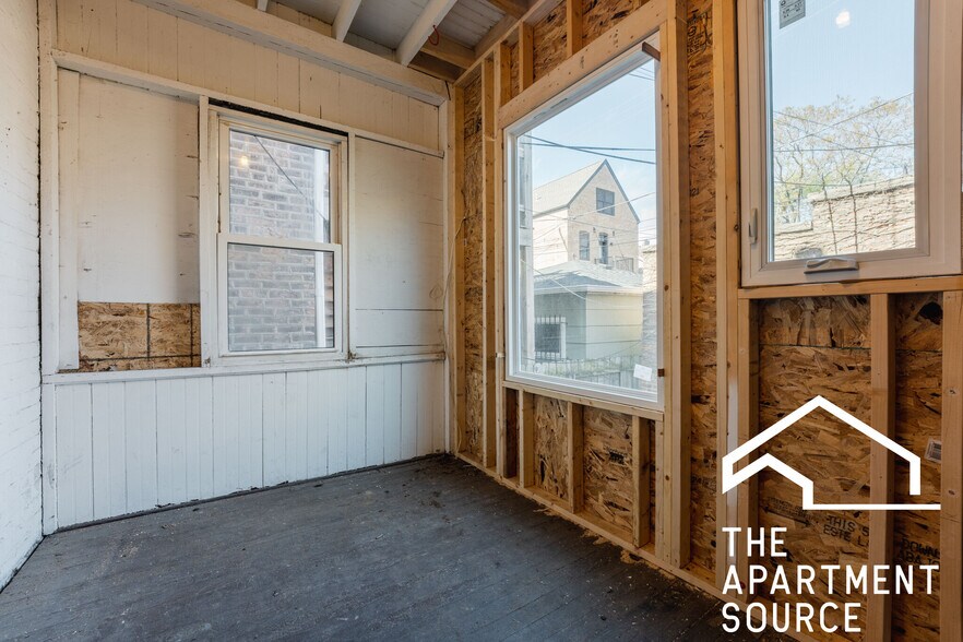 Building Photo - 2110 N Oakley Ave