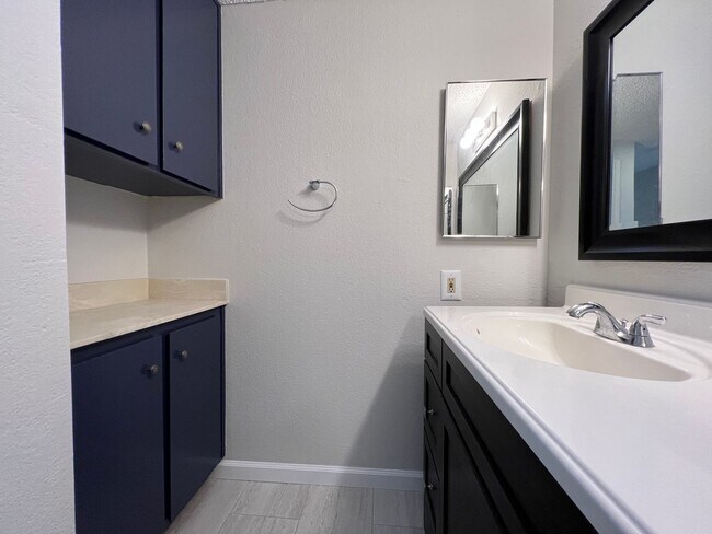 Building Photo - 2 bedroom/2 bath townhome in the heart of ...