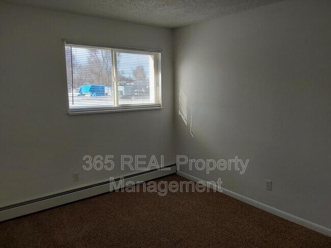Building Photo - 717 39th St