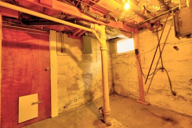 Building Photo - 1066 E Emerson Ave