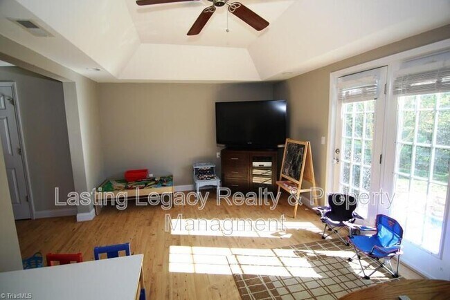 Building Photo - 950 Wellesley Pl Dr