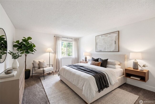 Building Photo - 4641 W Lake Sammamish Pkwy SE