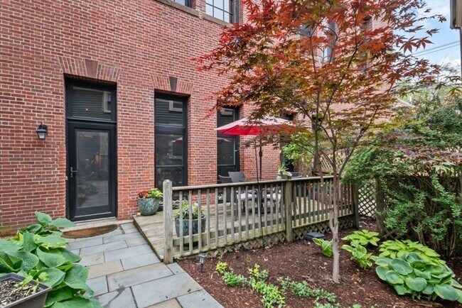 Building Photo - 28 Seaverns Ave