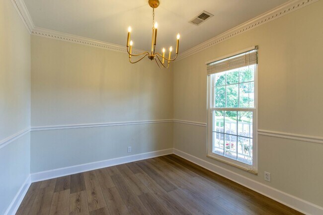 Building Photo - Charming Cul-de-Sac Home with Porch Swing & Wooded Views – 15 Mins from Nashville!
