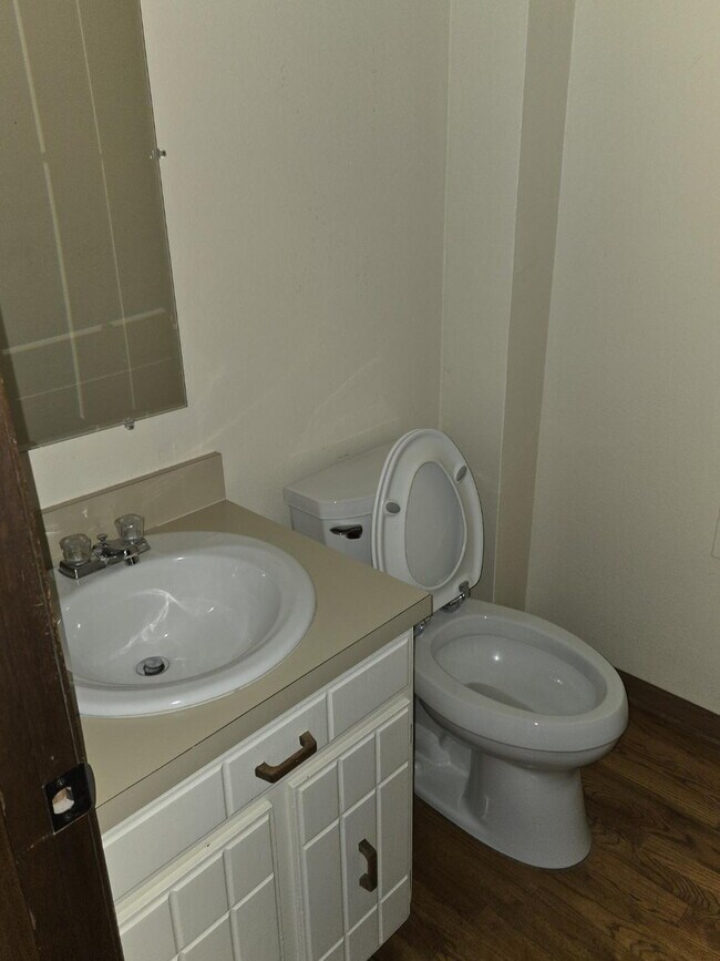 Building Photo - "Spacious 3-Bed, 3-Bath Townhouse in Heather Ridge South"