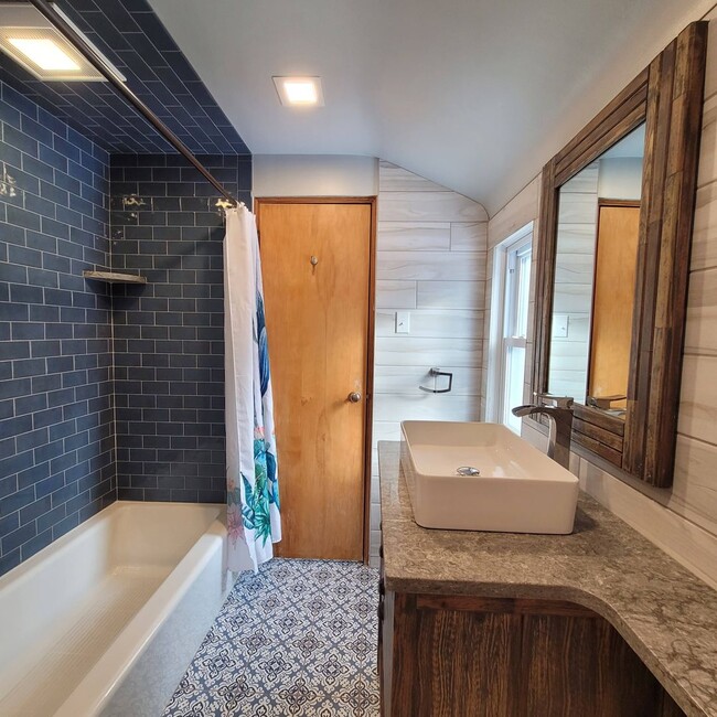Building Photo - Upper St. Clair 4 Bedroom Home - In ground...