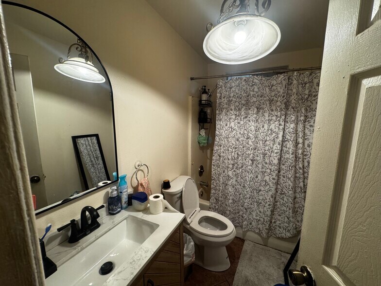 Building Photo - 831 N H St