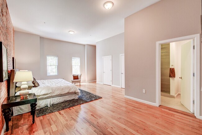 Building Photo - 231 E North Ave