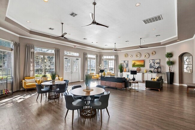 Building Photo - 3101 Vista Dr