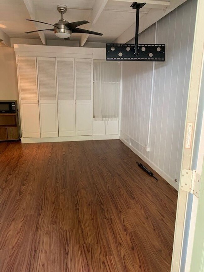 Building Photo - Waikiki Studio Unit - Electric, Water & Sewer included - Avail now!