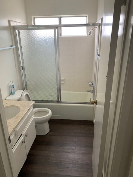 Mainbath - 901 N Cedar St