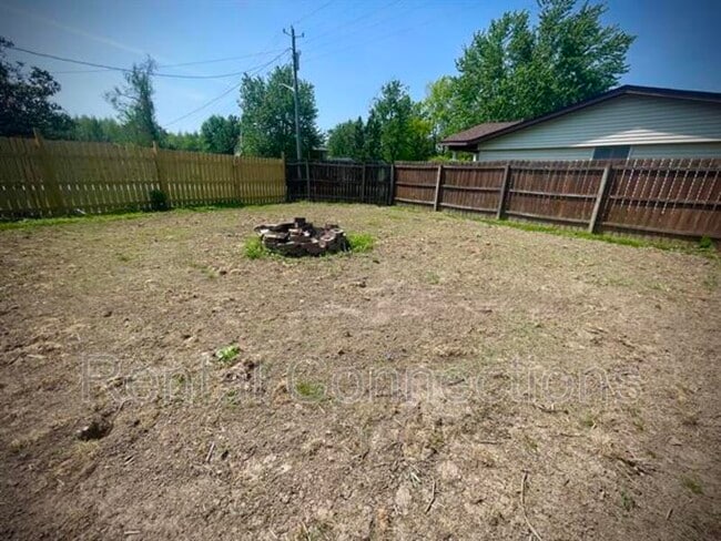 Building Photo - 3300 W Hawthorne Ct