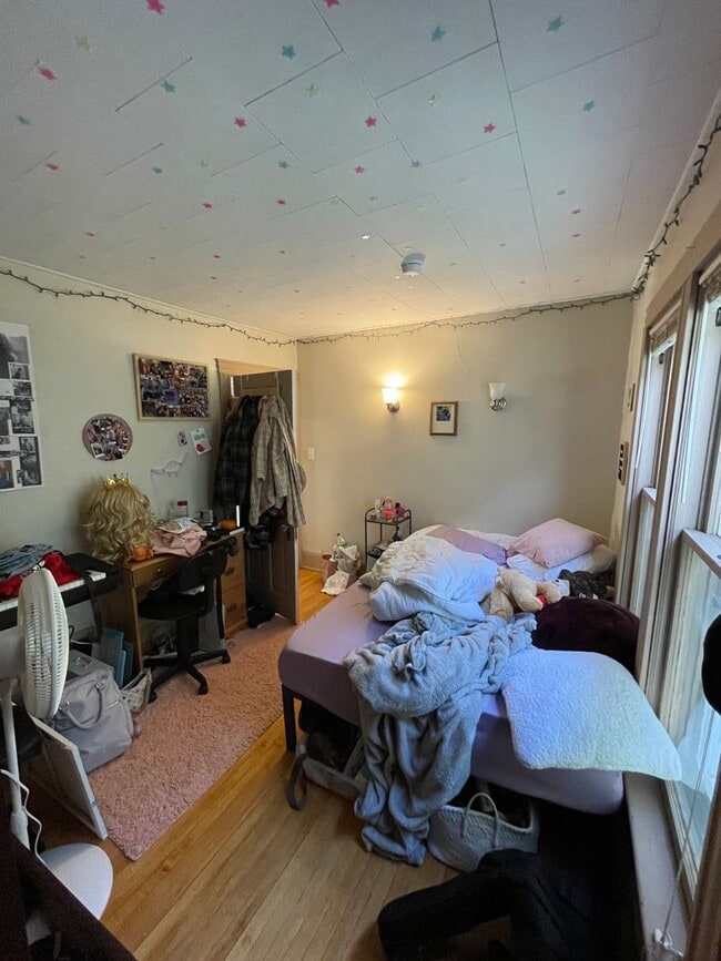 Building Photo - AVAILABLE JUNE 1st - 5 Bed, 2 Bath Home w/ Huge Enclosed Porch!