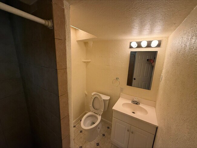 Building Photo - "Charming 2-Bed, 2.5-Bath Condo Retreat in Broomfield – Your Cozy 900 Sq Ft Haven Awaits!"