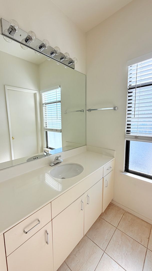 Building Photo - 15 Invincible Ct