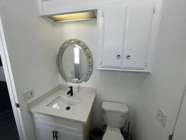 Building Photo - Recently renovated 2 bed 2 bath in Sacramento!