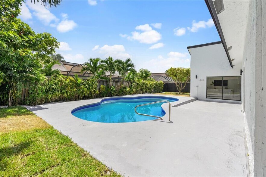 Building Photo - 4920 NW 83rd Ter