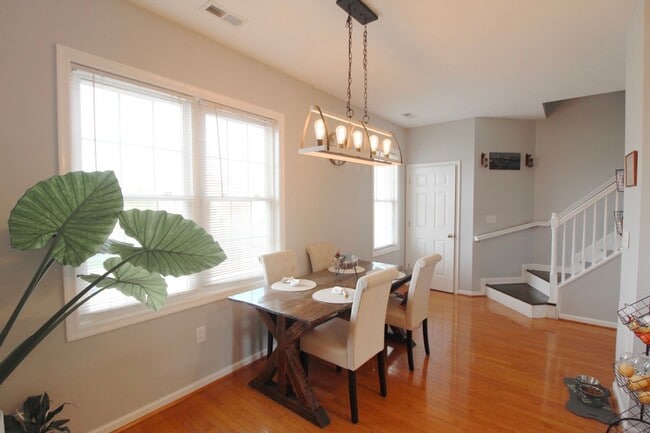 Building Photo - Large townhome with garage for rent in Taylor Springs!