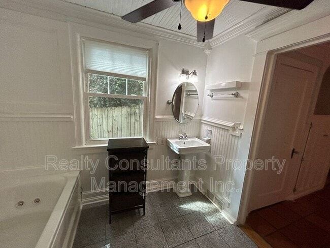 Building Photo - 2461 Lyndhurst Ave