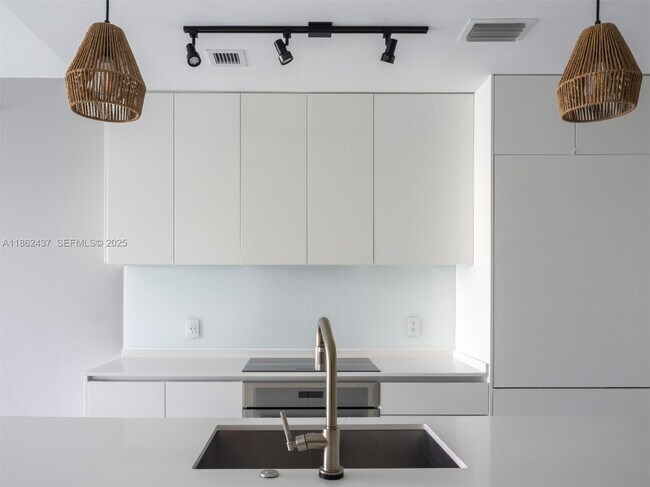 Building Photo - 700 NE 24th St