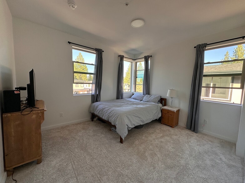 Large bedroom with queen bed - 9542 Parker Ln
