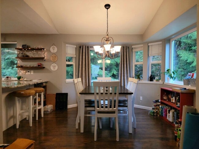 Building Photo - 3 Bedroom Home in convenient Poulsbo location!