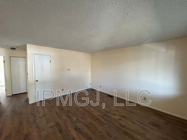 Building Photo - 856 Iowa Ave