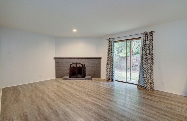 Building Photo - Cozy 2 bdrm 2 bath Condo - HALF OFF the 1s...