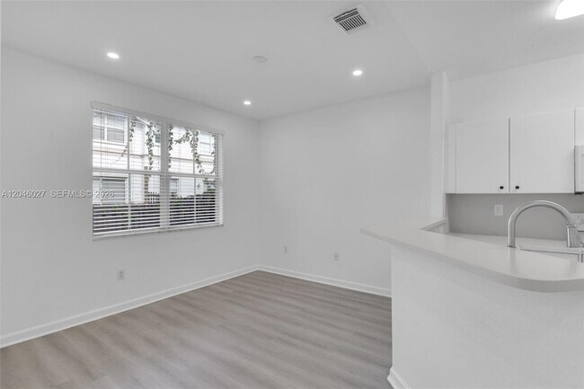Building Photo - 8165 NW 108th Ave
