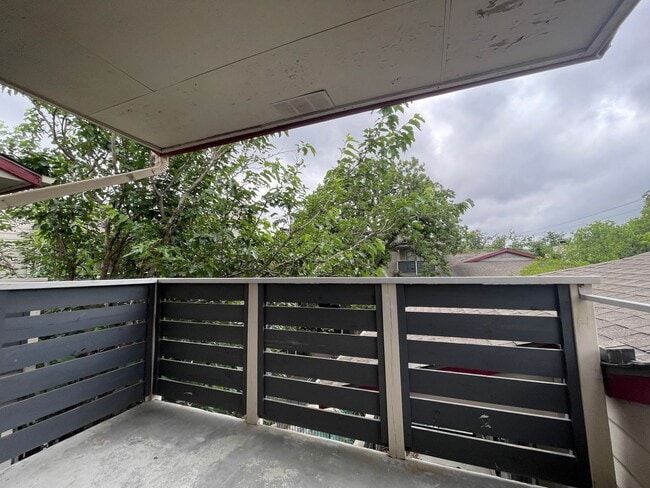 Building Photo - Two Story 1bd/1ba Condo Available Now in T...