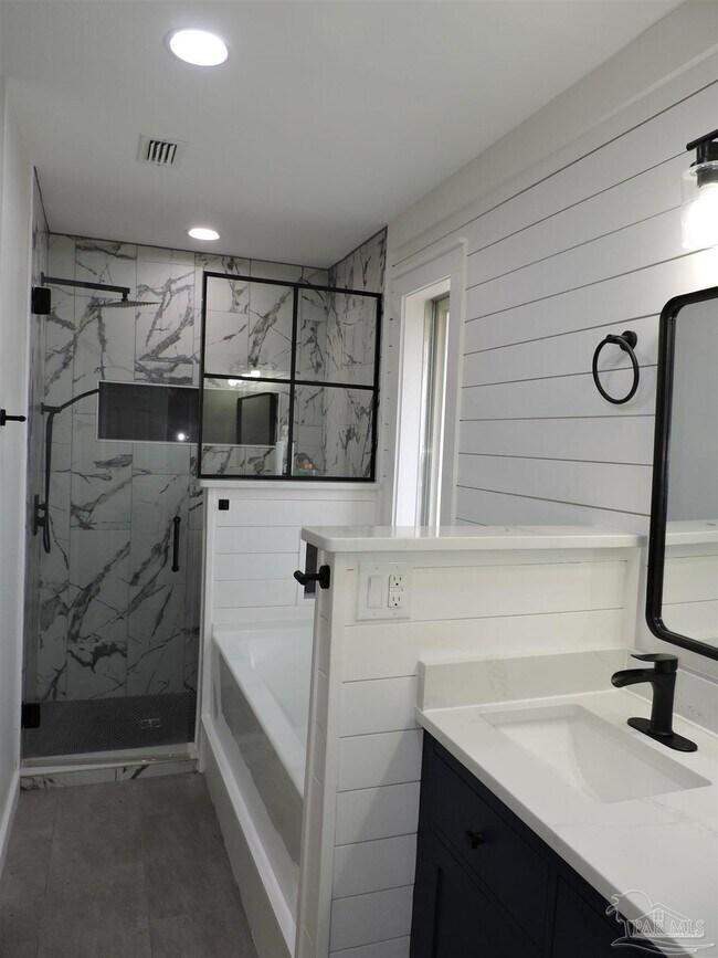 Building Photo - 12134 Longwood Dr