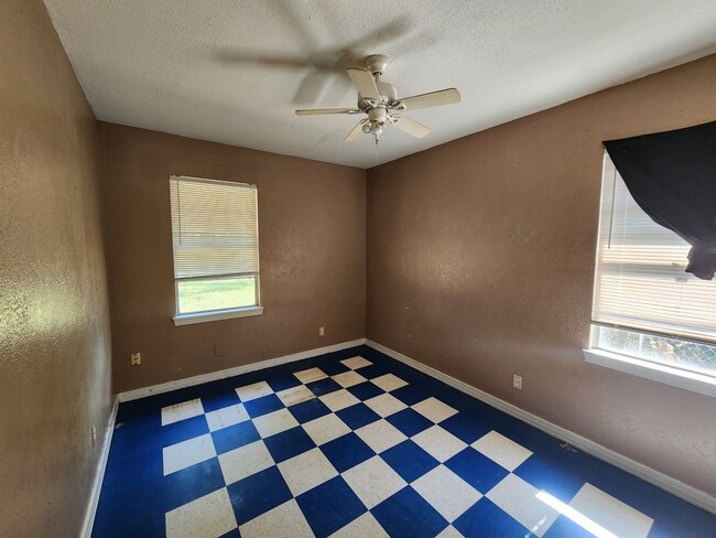 Building Photo - 1654 Dickinson St