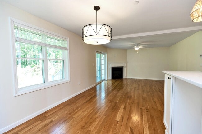 Building Photo - 240 Knollwood Way