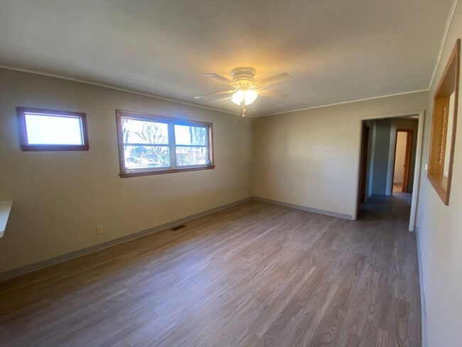 Building Photo - 2 bedroom 1.5 bath charming home