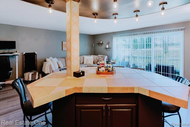 Building Photo - 430 Fox Hills Dr S