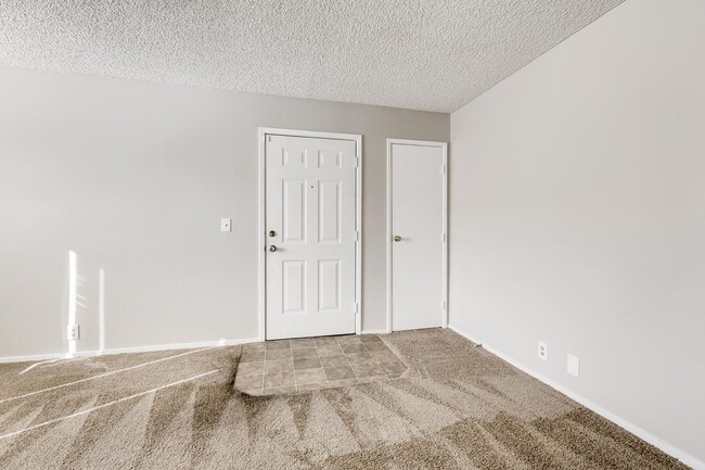 Building Photo - Stunning 2 Bedroom 2 Bath 2nd story condo