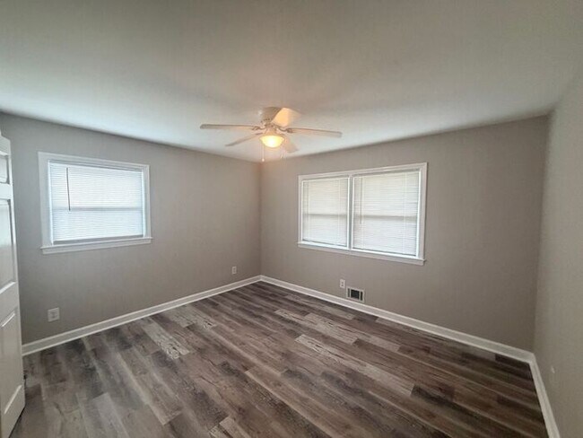 Building Photo - Central Wilmington, popular school districts,2 car garage/RV/Boat parking 3/4 bedroom/fenched/Liv...
